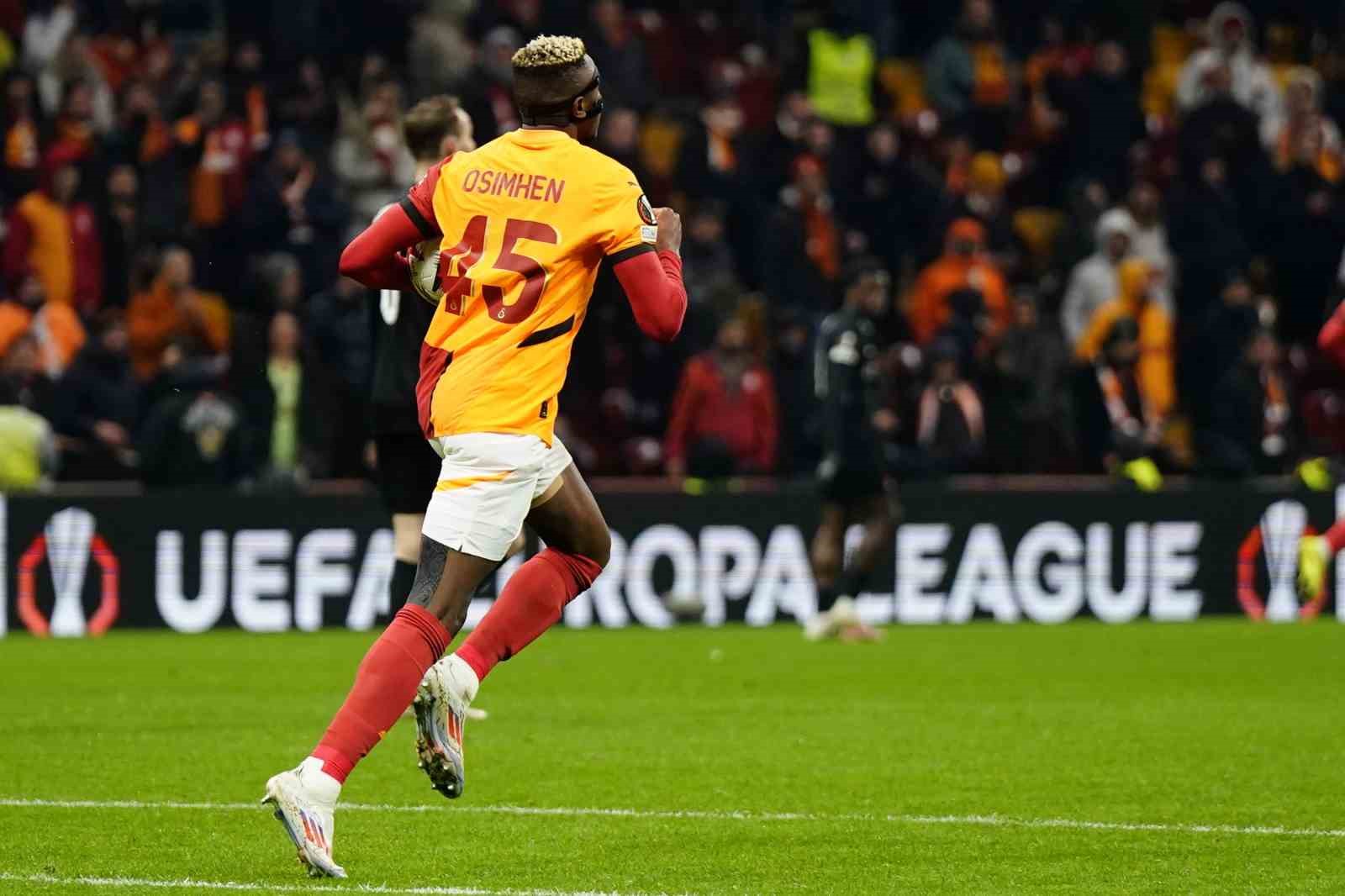 Victor Osimhen bu sezonki 20. golünü attı
