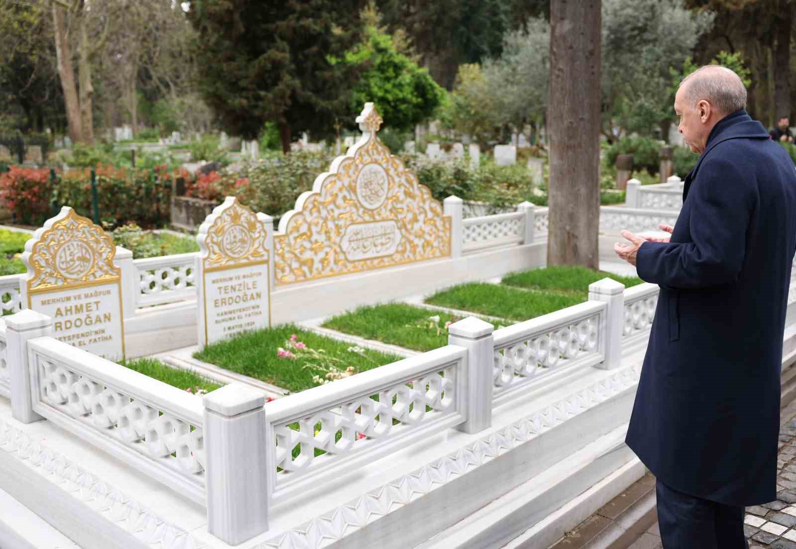 Cumhurbaşkanı Erdoğan, anne ve babasının kabirlerini ziyaret etti
