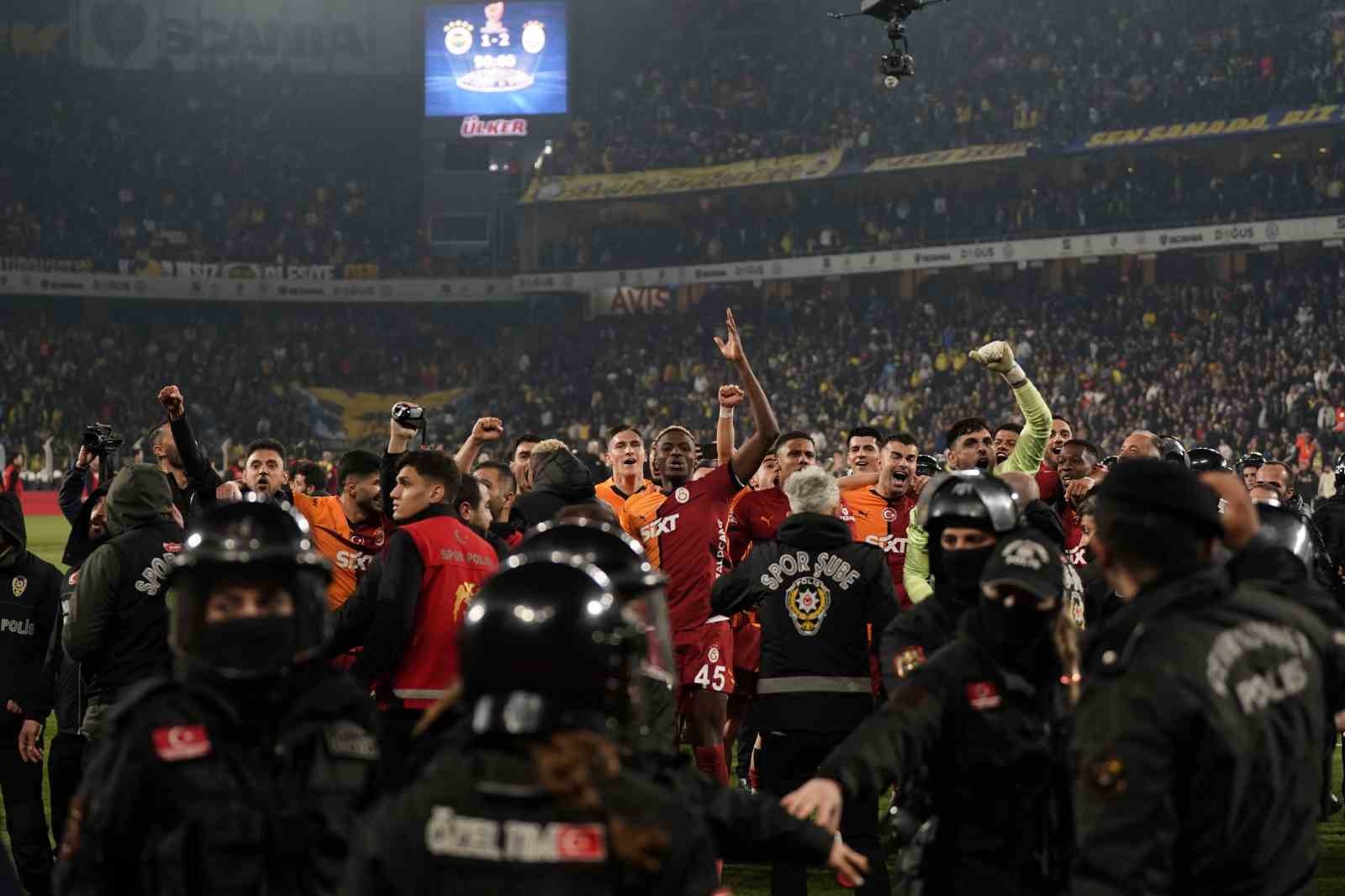 Galatasaray, derbi galibiyetini taraftarıyla kutladı
