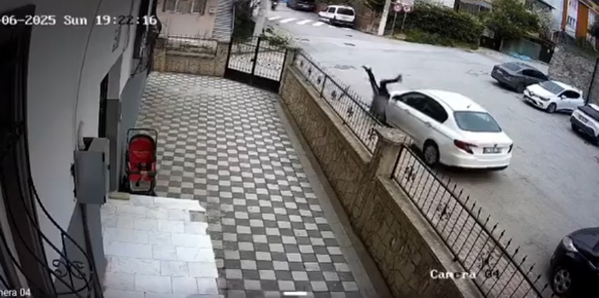 İlginç kaza: Otomobile çarptıktan sonra kaçtı