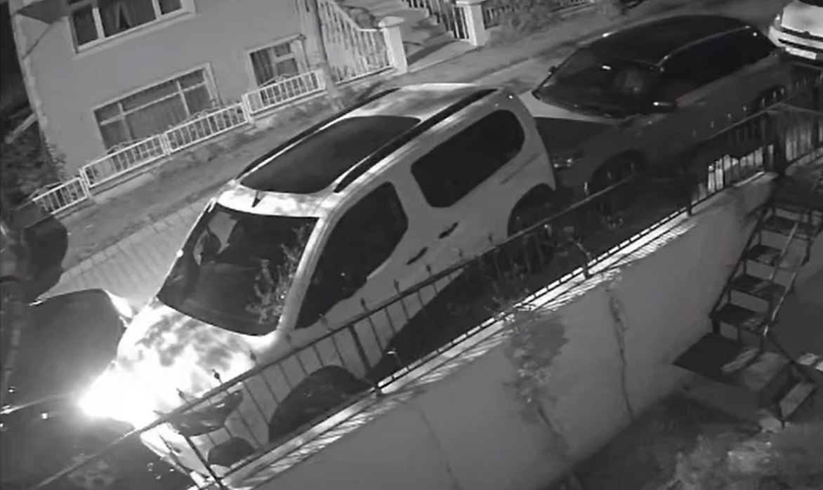 Avcılar’da park halindeki 8 araca çarpan sürücü kaçtı
