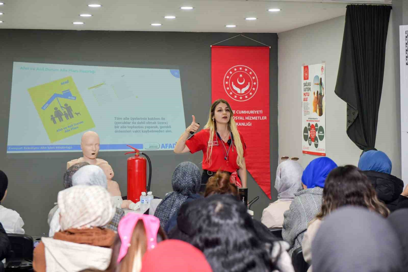 Esenyurt Belediyesi’nden kadınlara Afet Bilinci Eğitimi
