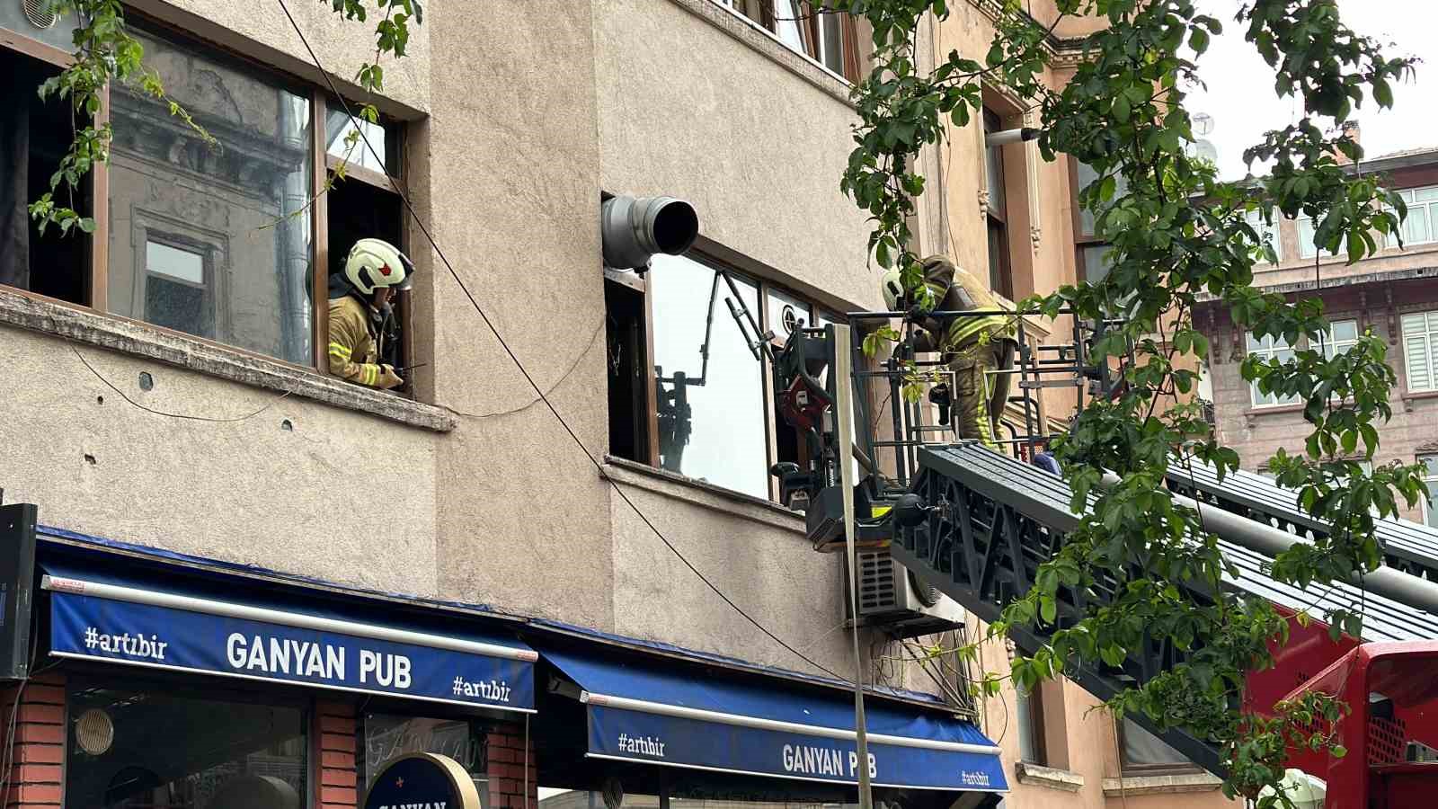 Beyoğlu’da 6 katlı binada yangın paniği: Mahsur kalan 2 kişi kurtarıldı
