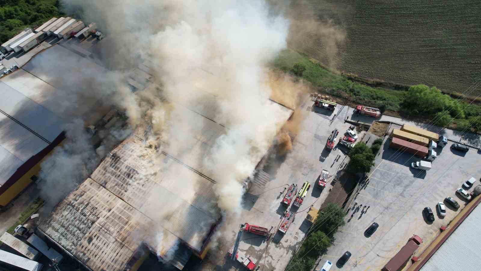 Hadımköy’de lojistik deposunda büyük yangın
