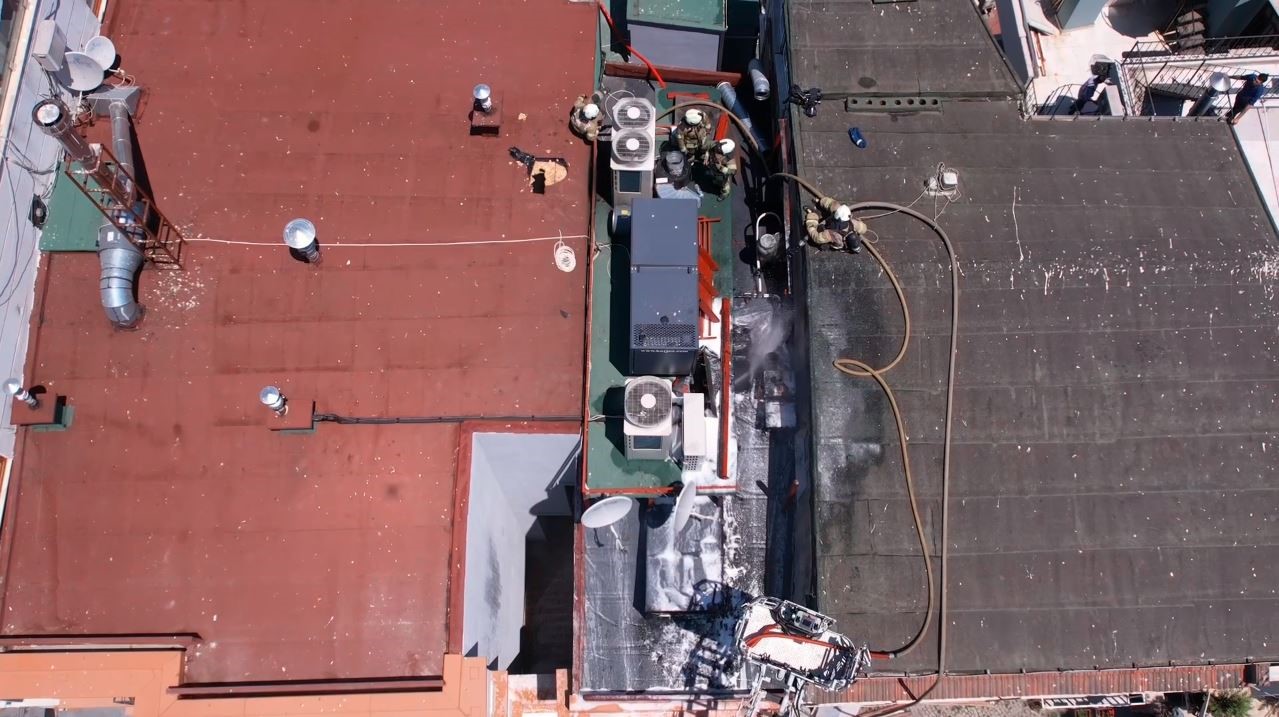 Sultanahmet’te restore edilen otelin çatısında korkutan yangın
