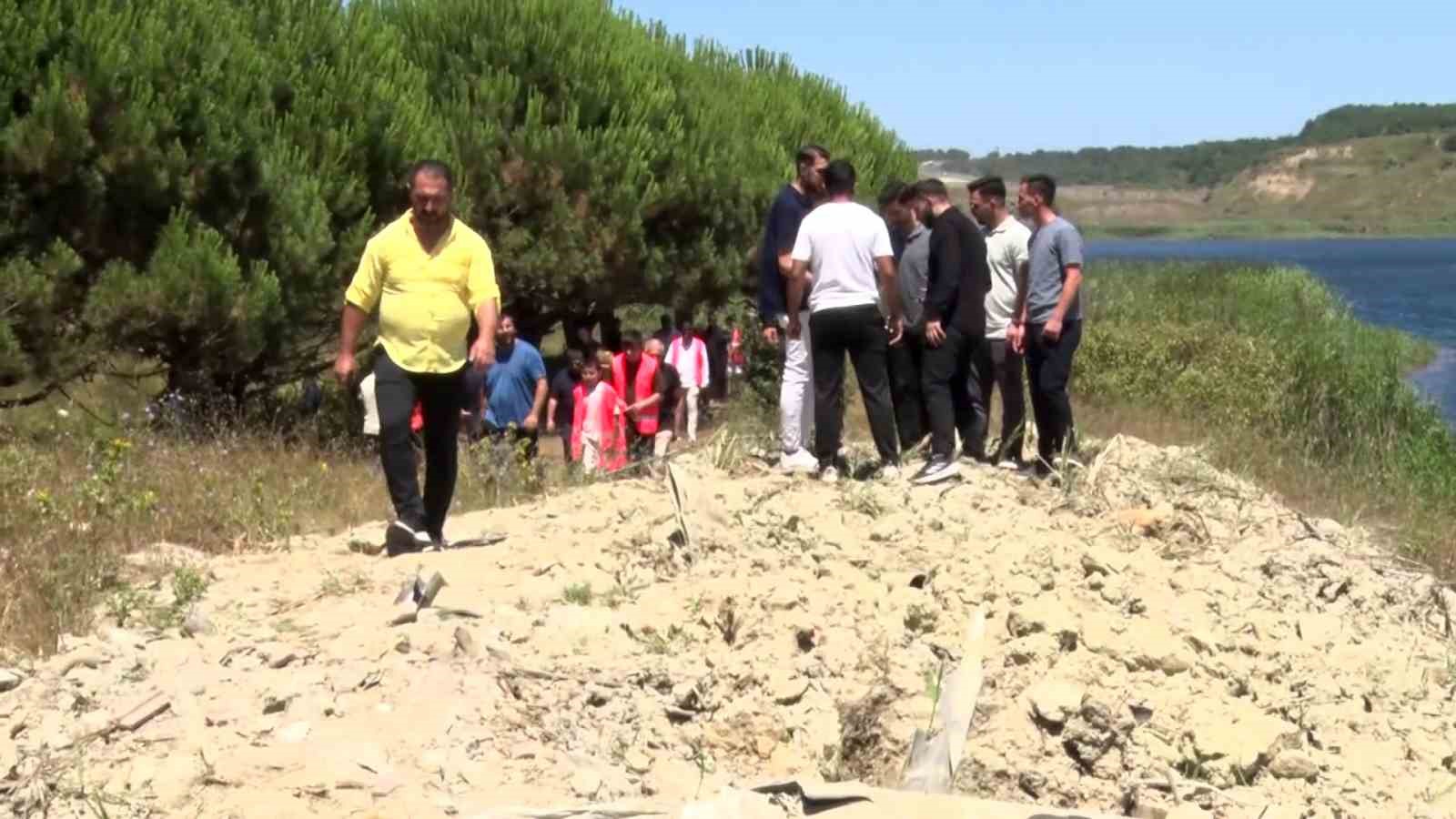 Yeşilel Derneği, İBB’nin hafriyat döküm sahası ilan ettiği Mavi Göl’de eylem yaptı
