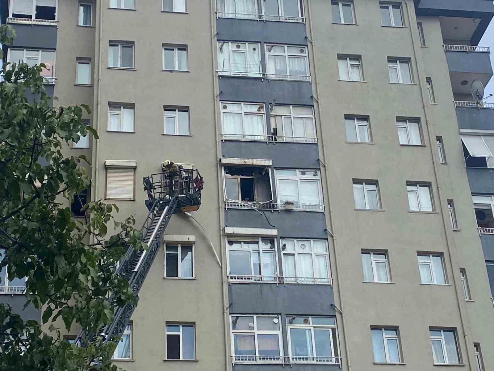 10 katlı binada yangın: 4 kişi mahsur kaldı