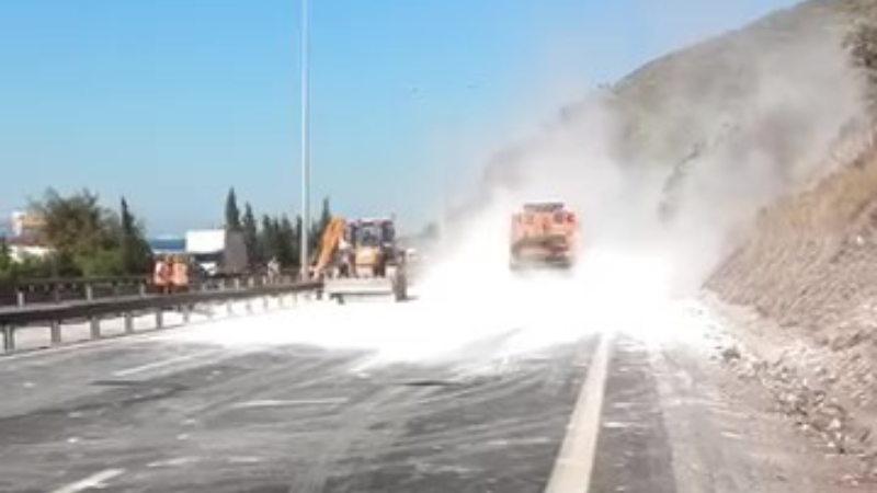 Tır devrildi, trafik felç oldu!