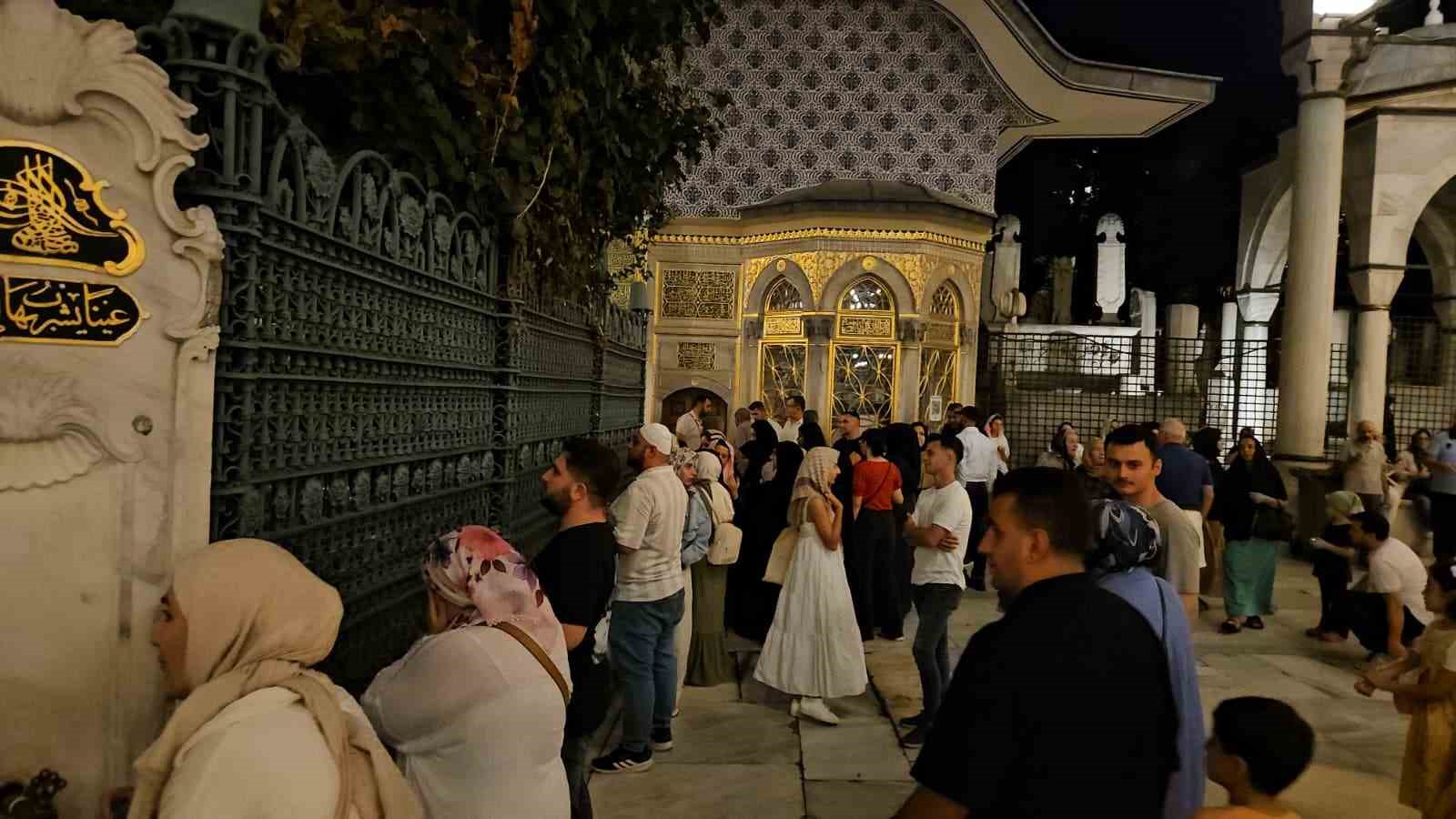 Mevlid Kandili’nde vatandaşlar camilere akın etti
