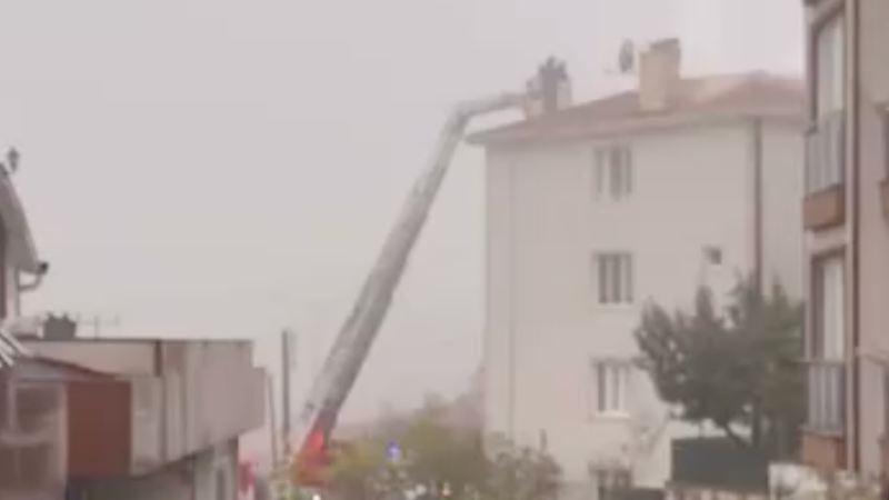Apartmanın çatısına yıldırım düştü