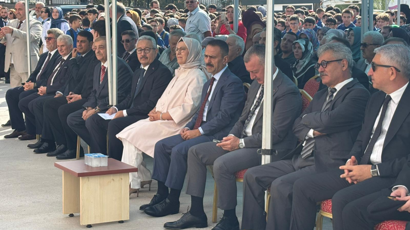 Yeni okul binasında ilk ders zili çaldı