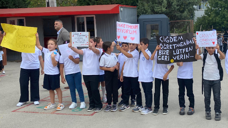 Minikler: “Öğretmeni istiyorum” diyerek protesto etti
