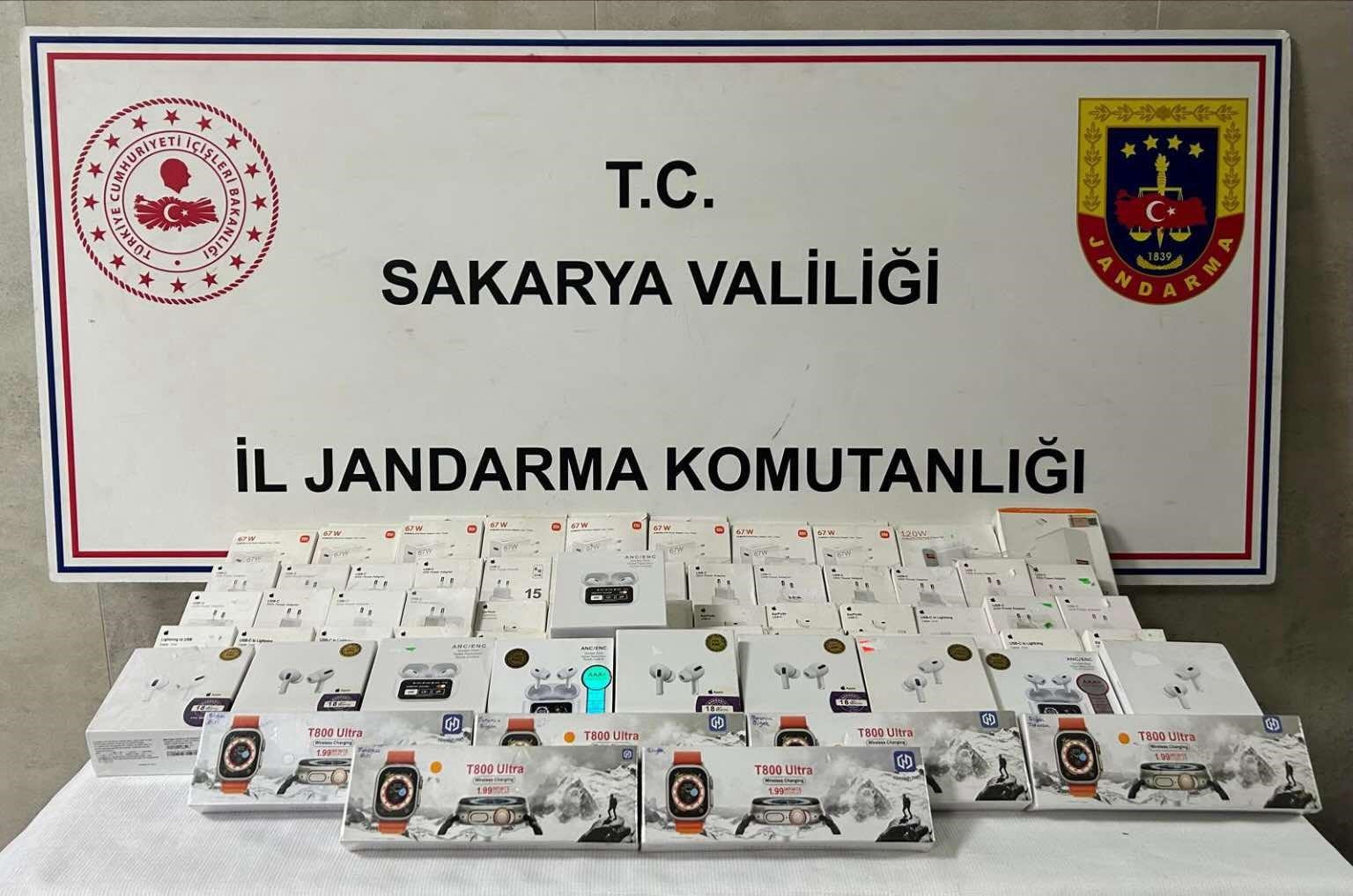 Jandarmanın durdurduğu araçtan adeta kaçak elektronik fabrikası çıktı
