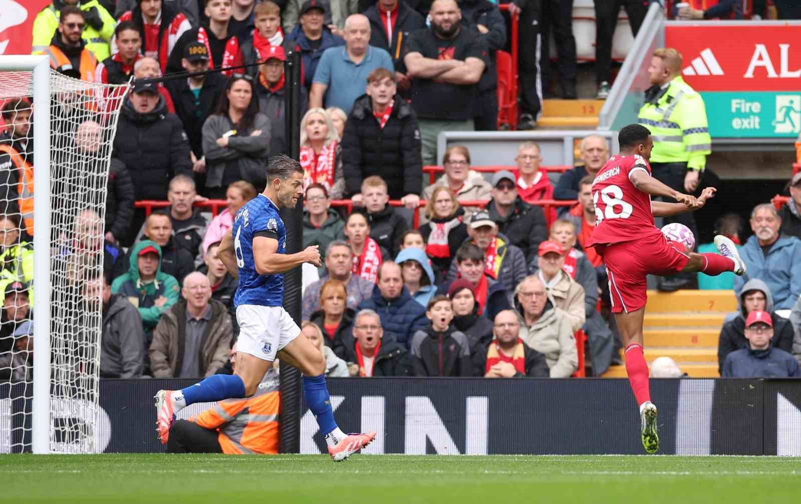 Merseyside derbisinde kazanan Liverpool
