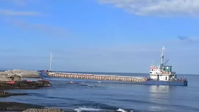 Karaya oturan gemiyi kurtarma çalışmaları sürüyor