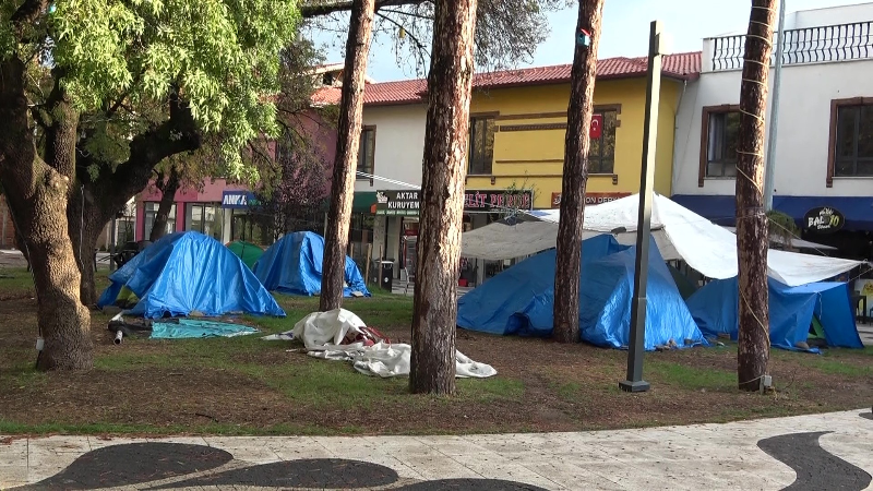Depremin ardından halk geceyi sokakta ve çadırlarda geçirdi