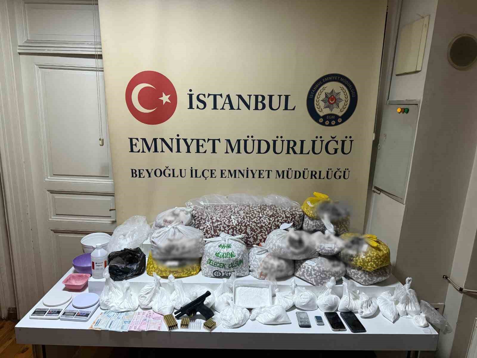 Beyoğlu ve Kağıthane’de uyuşturucu operasyonu: Hap satan 2 kadın gözaltında
