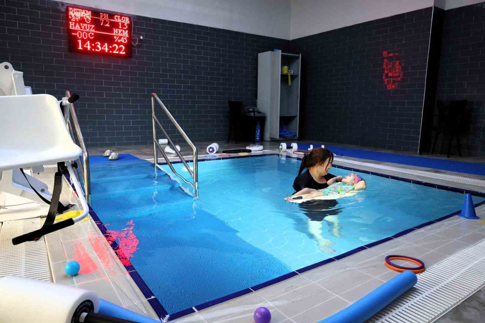 Serebral palsili Duru’nun tedavisi suyun gücüyle destekleniyor
