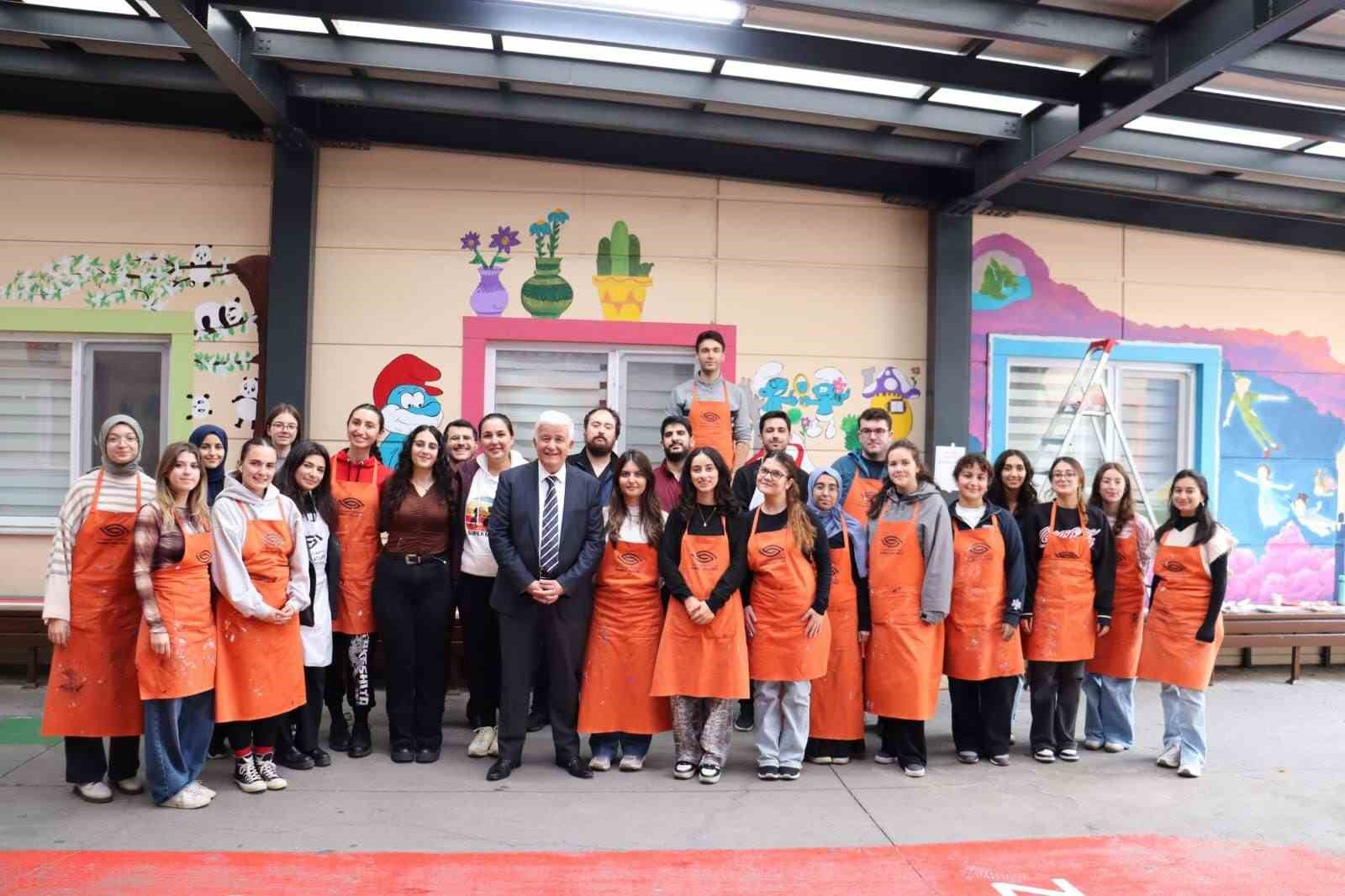 Masal kahramanlarıyla minik hastalara moral