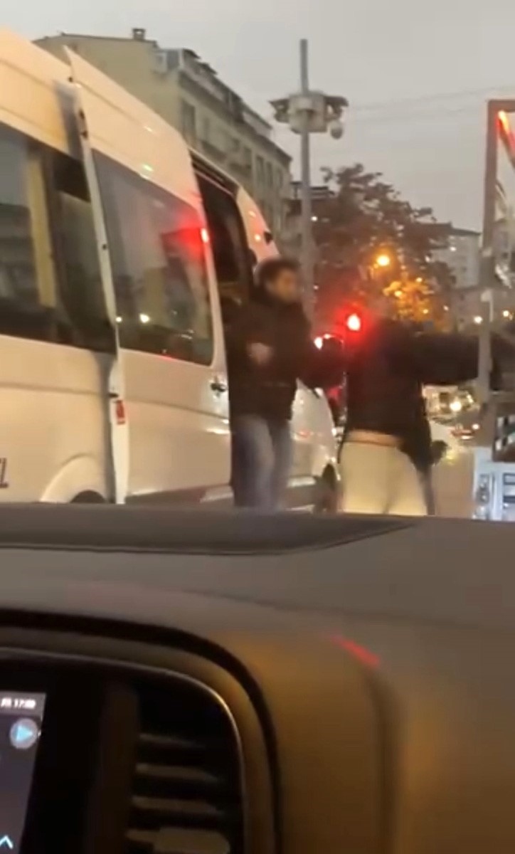 Ümraniye’de servis şoföründen kağıt toplayan kişiye yumruk