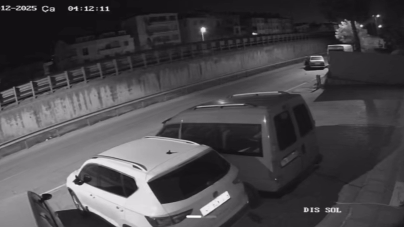 İterek çaldıkları otomobile "kontak" ararken yakalandılar!