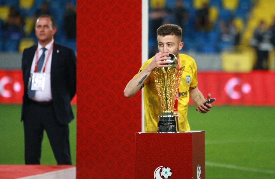 Kocaeli’de silahlı saldırı: 1’i futbolcu 3 yaralı
