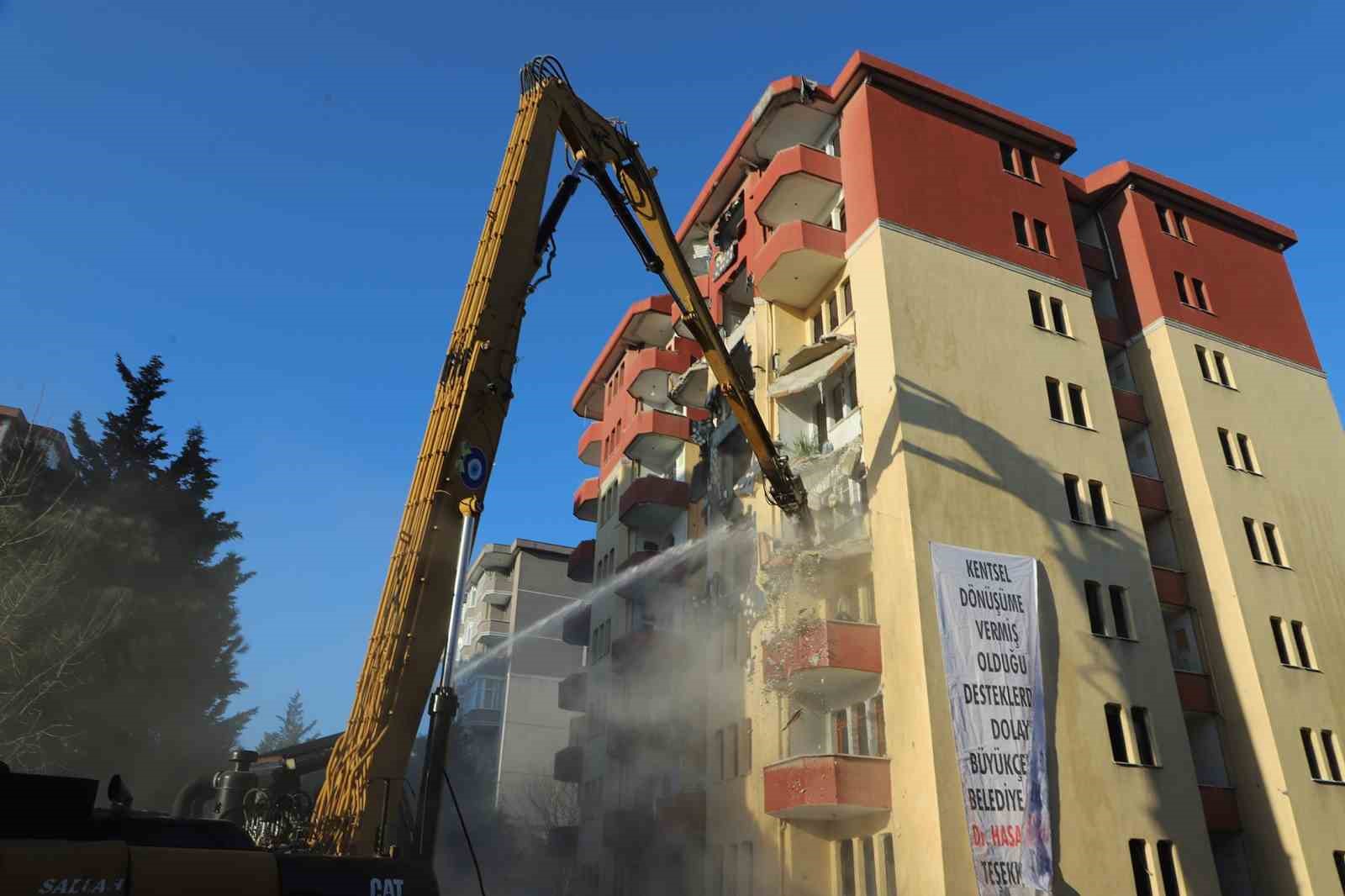 Deprem hazırlıklarının sürdüğü Büyükçekmece’de riskli bir site daha yıkıldı
