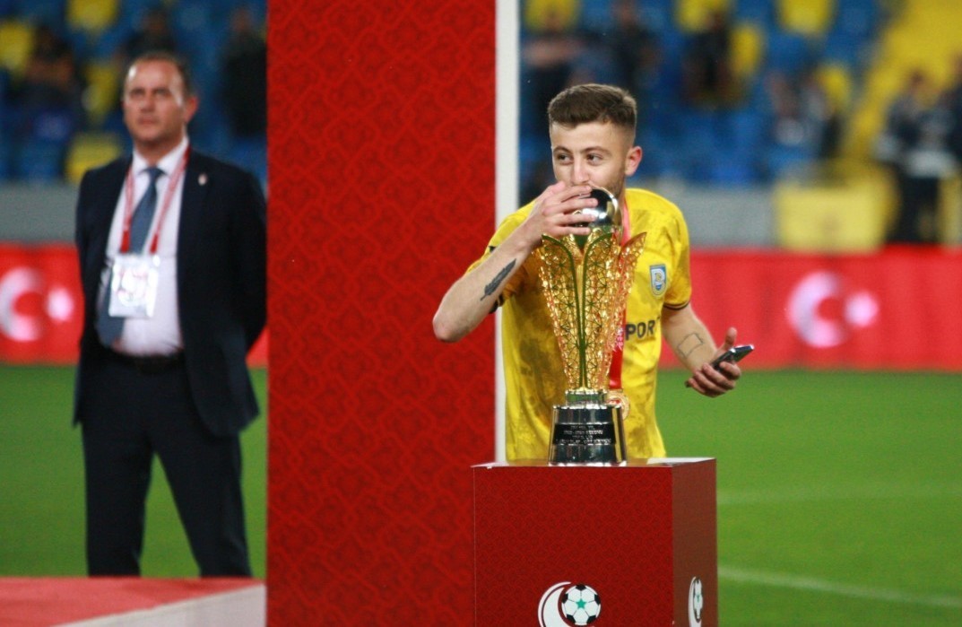 Silahlı kavgada ağır yaralanan futbolcu entübe edildi