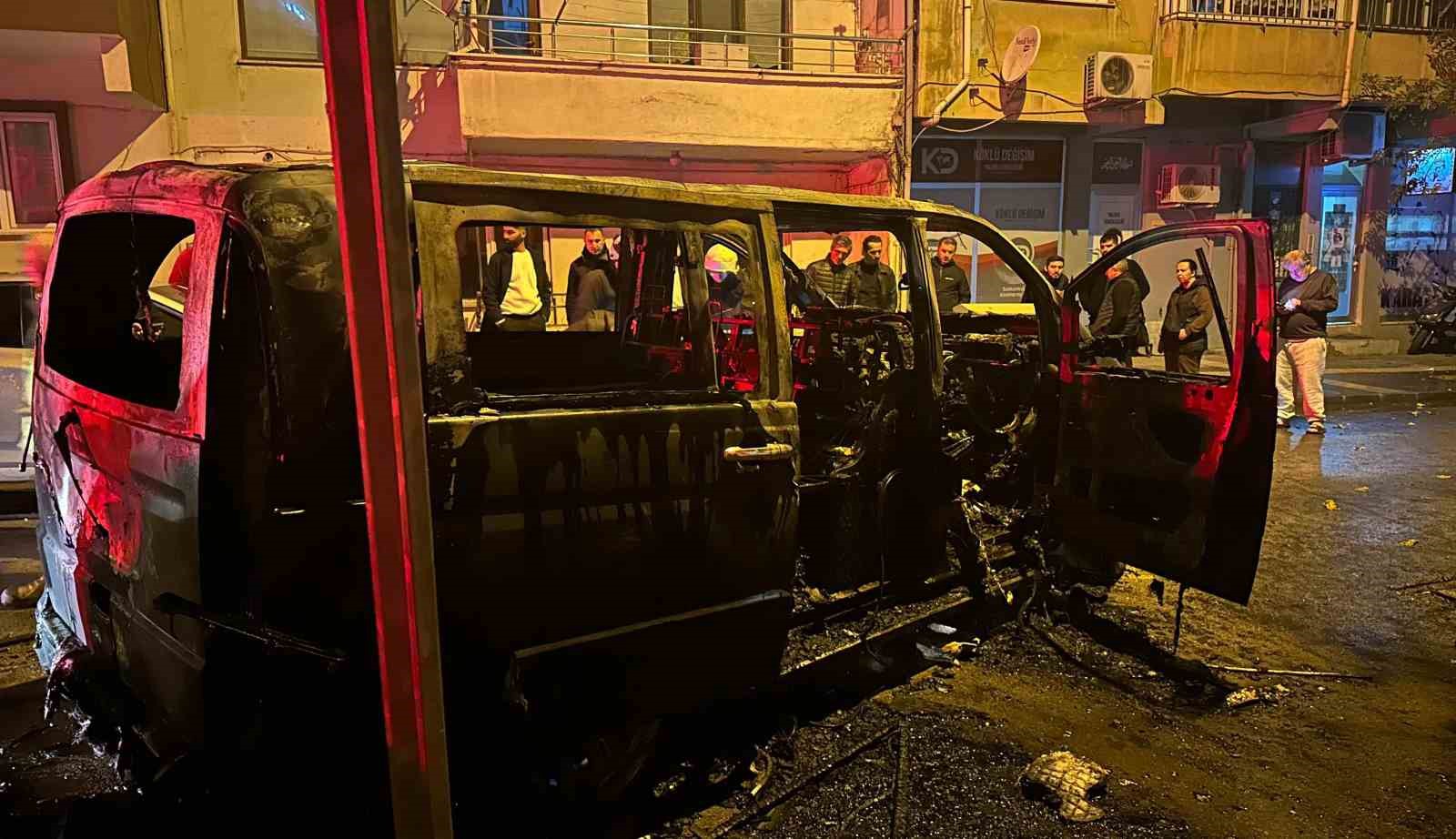 Yalova’da minibüs park edildiği sırada alevlere teslim oldu
