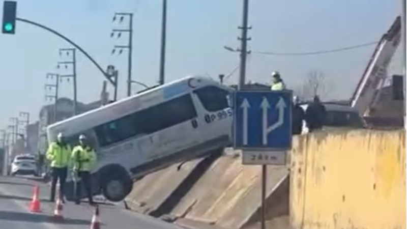 Servis istinat duvarında asılı kaldı