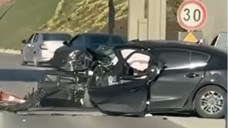 Otomobil gişelere çarptı, 2 kişi ağır yaralandı