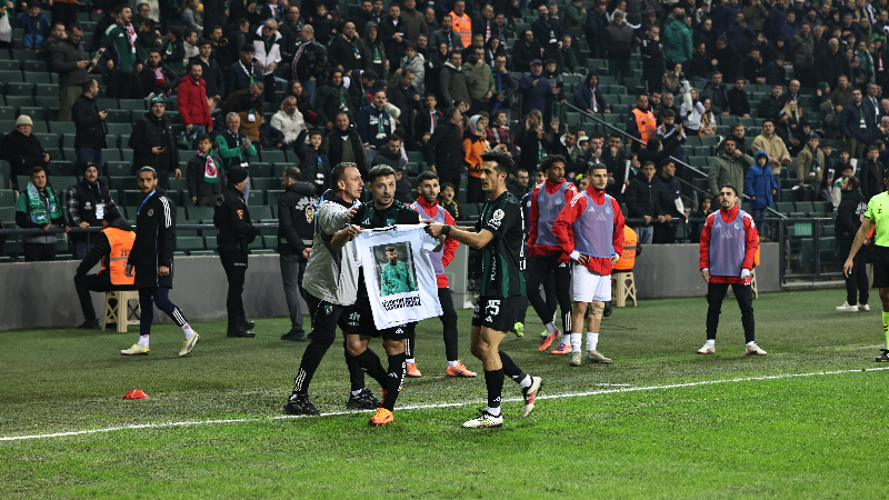 Tayfur Bingöl attığı golden sonra Uğurcan Bekçi tişörtü açtı