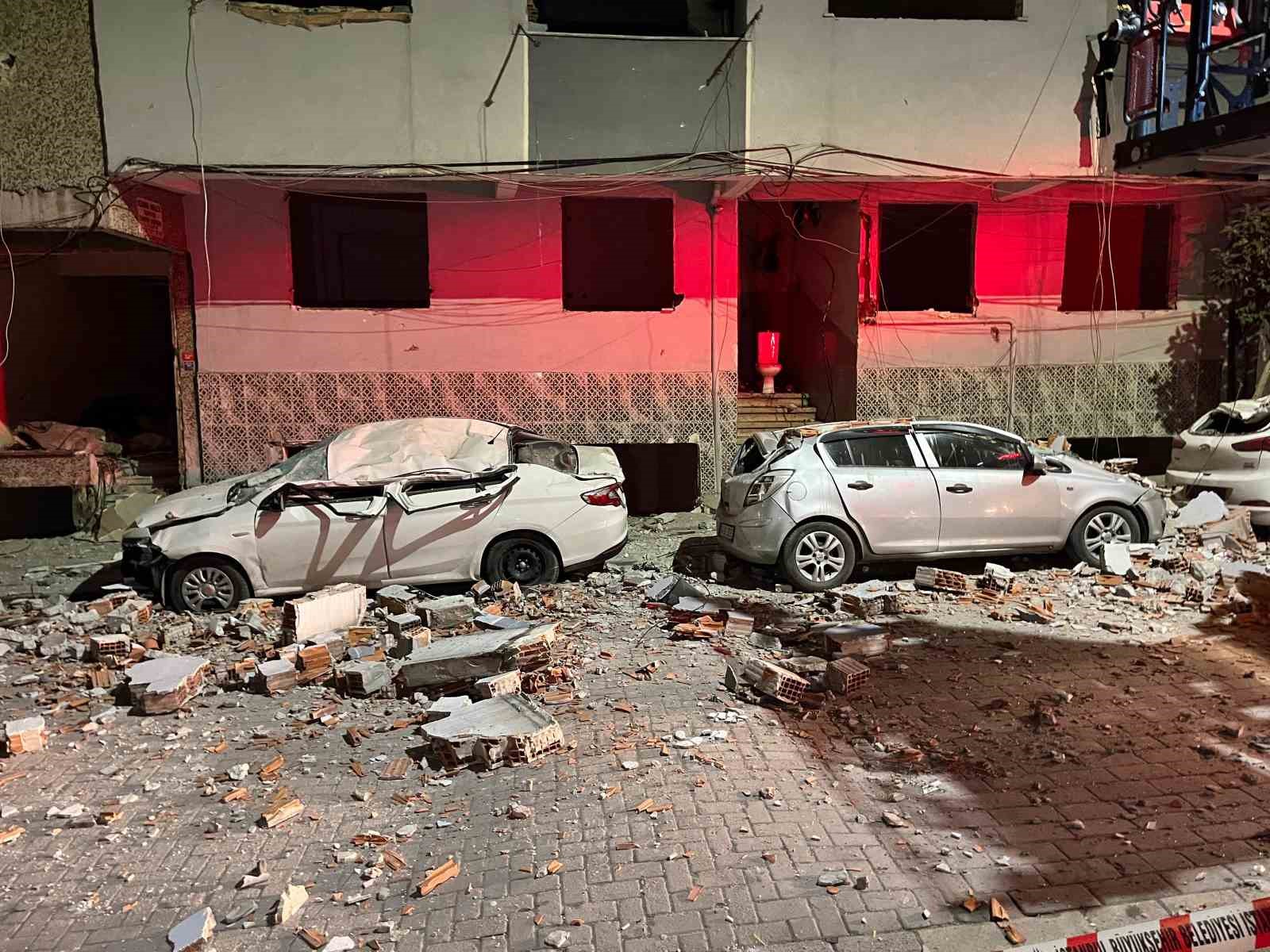 Zeytinburnu’nda kentsel dönüşümdeki binadan düşen parçalar, 3 otomobili hurdaya çevirdi
