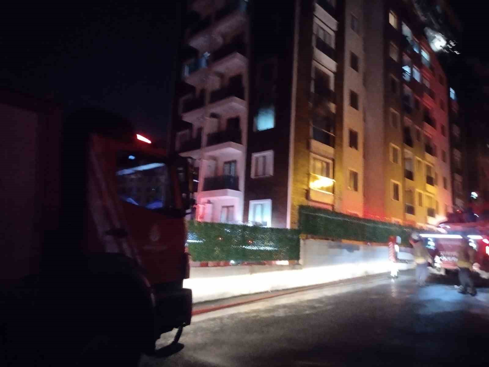 Pendik’te bir binanın 3’üncü katı alevlere teslim oldu
