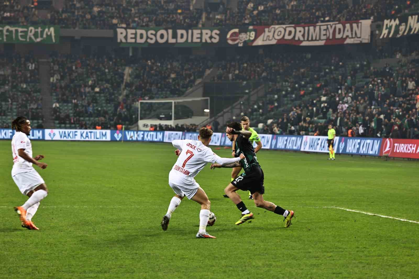 Trendyol Süper Lig: Kocaelispor: 2 - Antalyaspor: 1 (İlk yarı)
