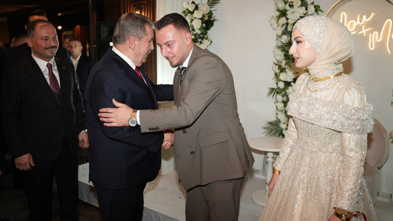 Nikahın sürpriz konuğunu göre şaşkına döndü