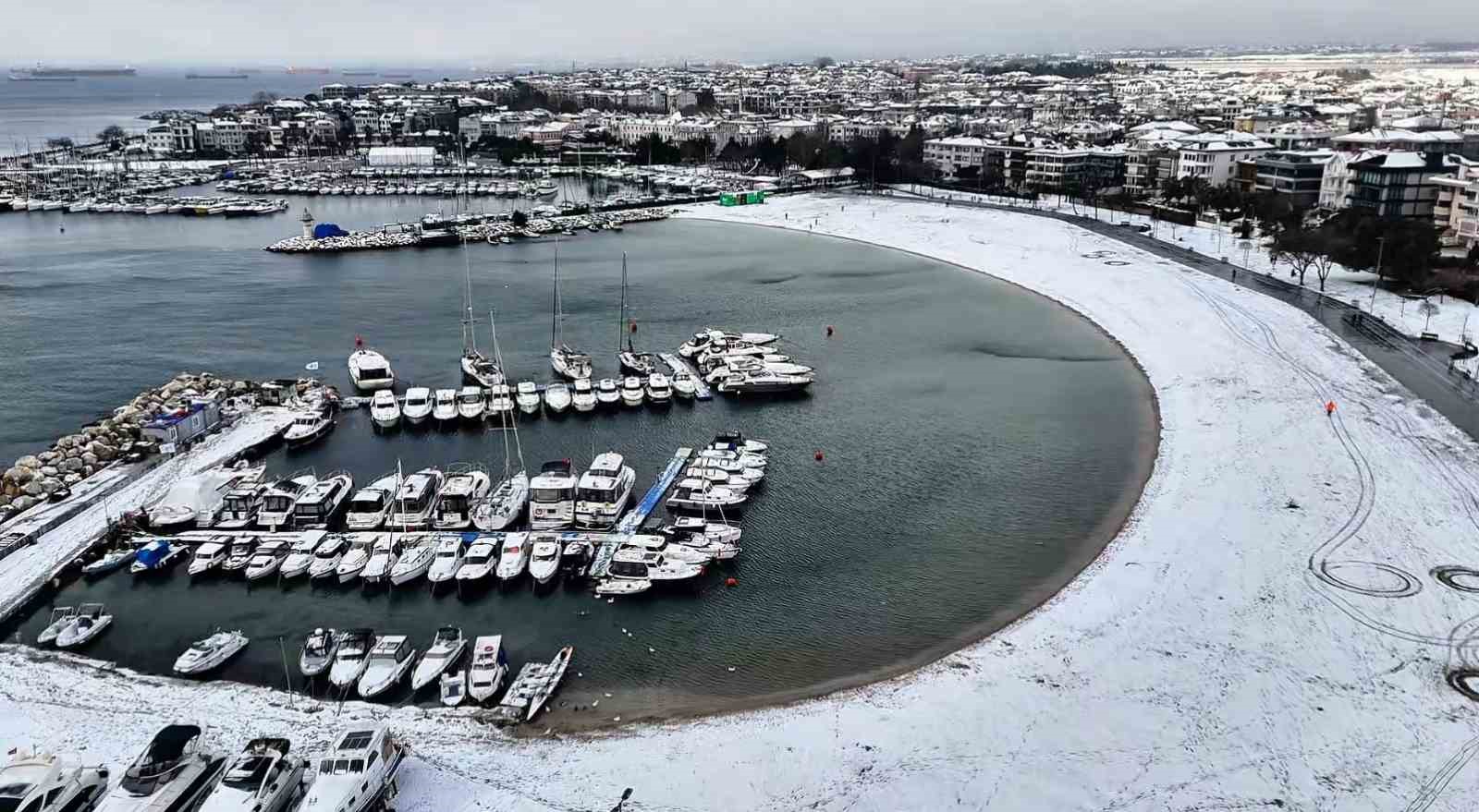 Beyaza bürünen Yeşilköy sahili havadan görüntülendi

