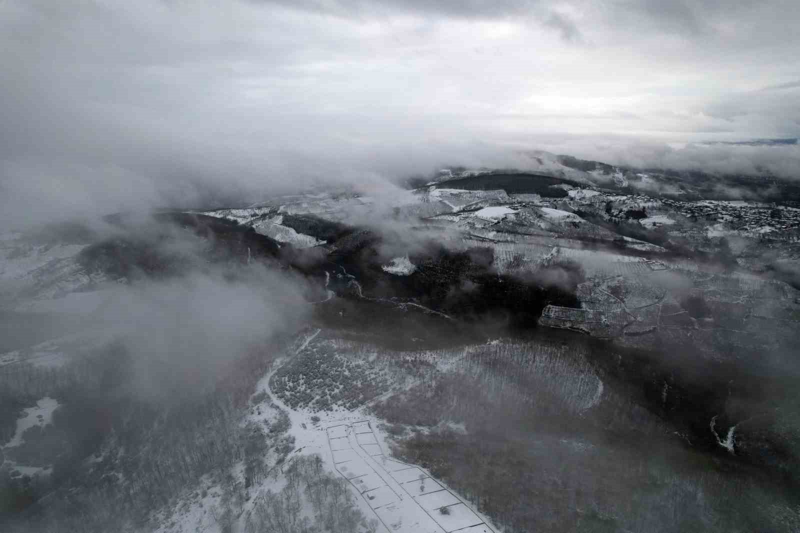 Sislerin ardında kalan kar manzarası kenedine hayran bıraktı
