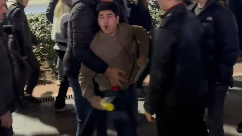 Protestoculara sarı torba fırlattı