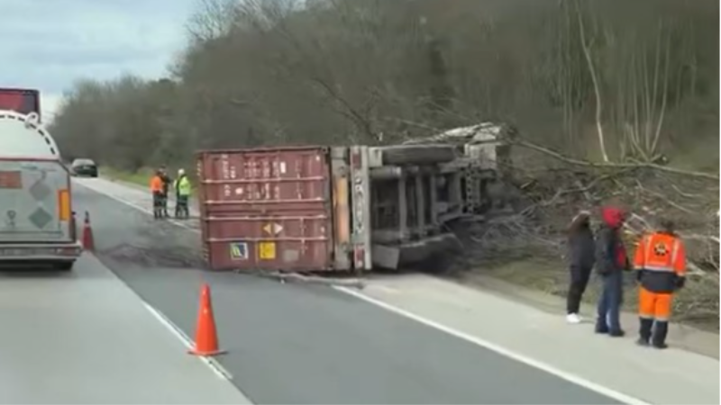 Konteyner yüklü tır devrildi