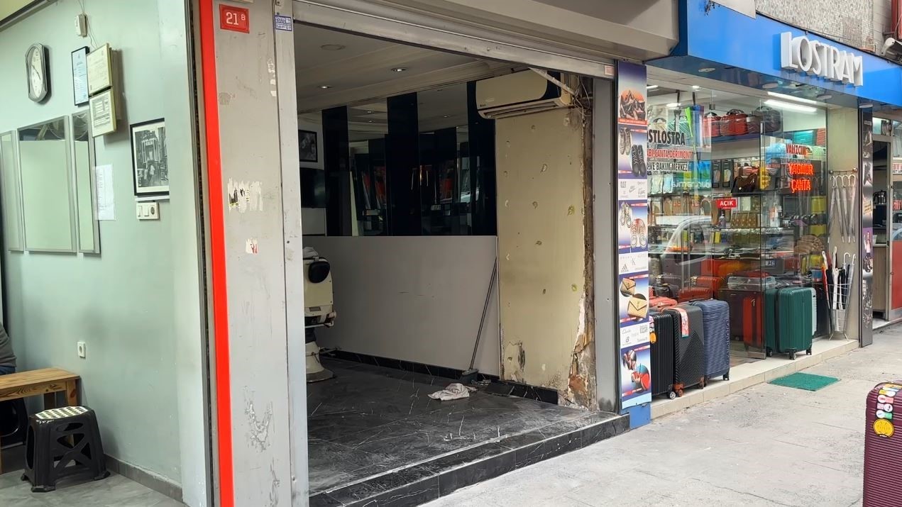 Şişli’de otomobili park edecekken dükkana daldı
