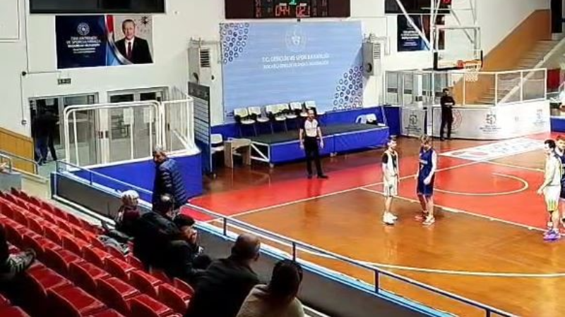 U16 basketbol maçında yumruklar havada uçuştu
