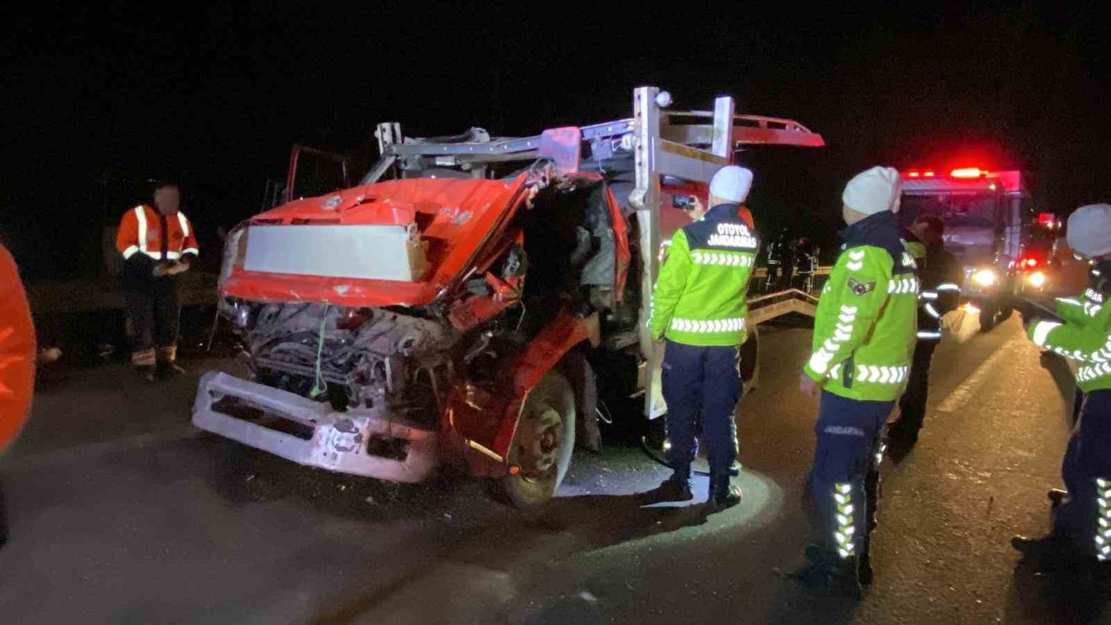 TEM’de vinç destekli kurtarma: Taşıdığı araçla çarptığı tır arasında sıkıştı