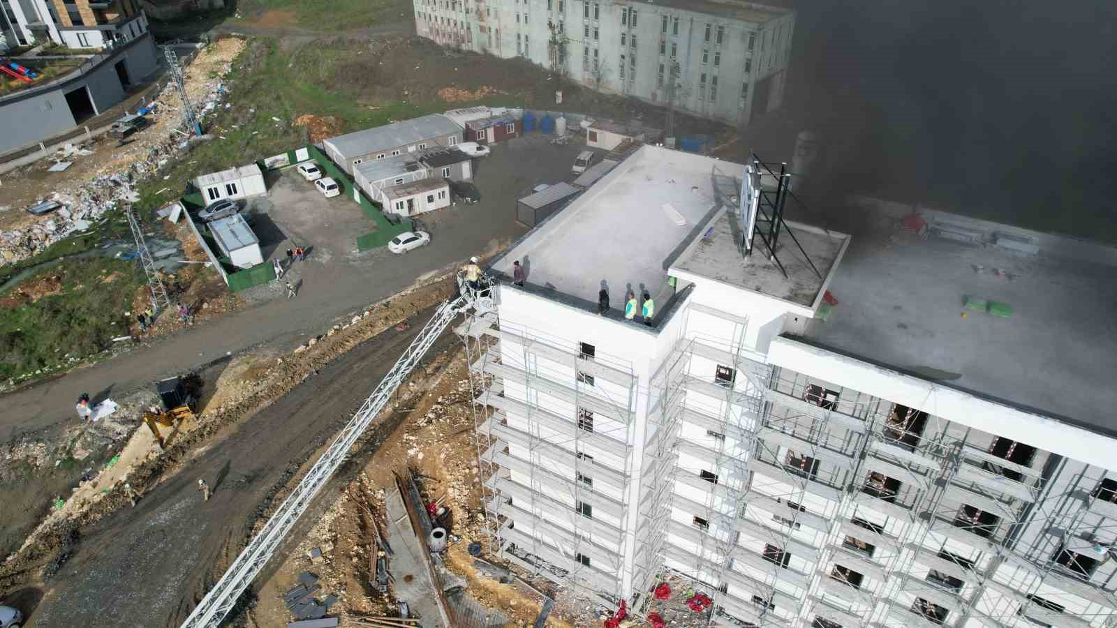 Başakşehir’de şantiyede korkutan yangın: İşçiler çatıya sığındı
