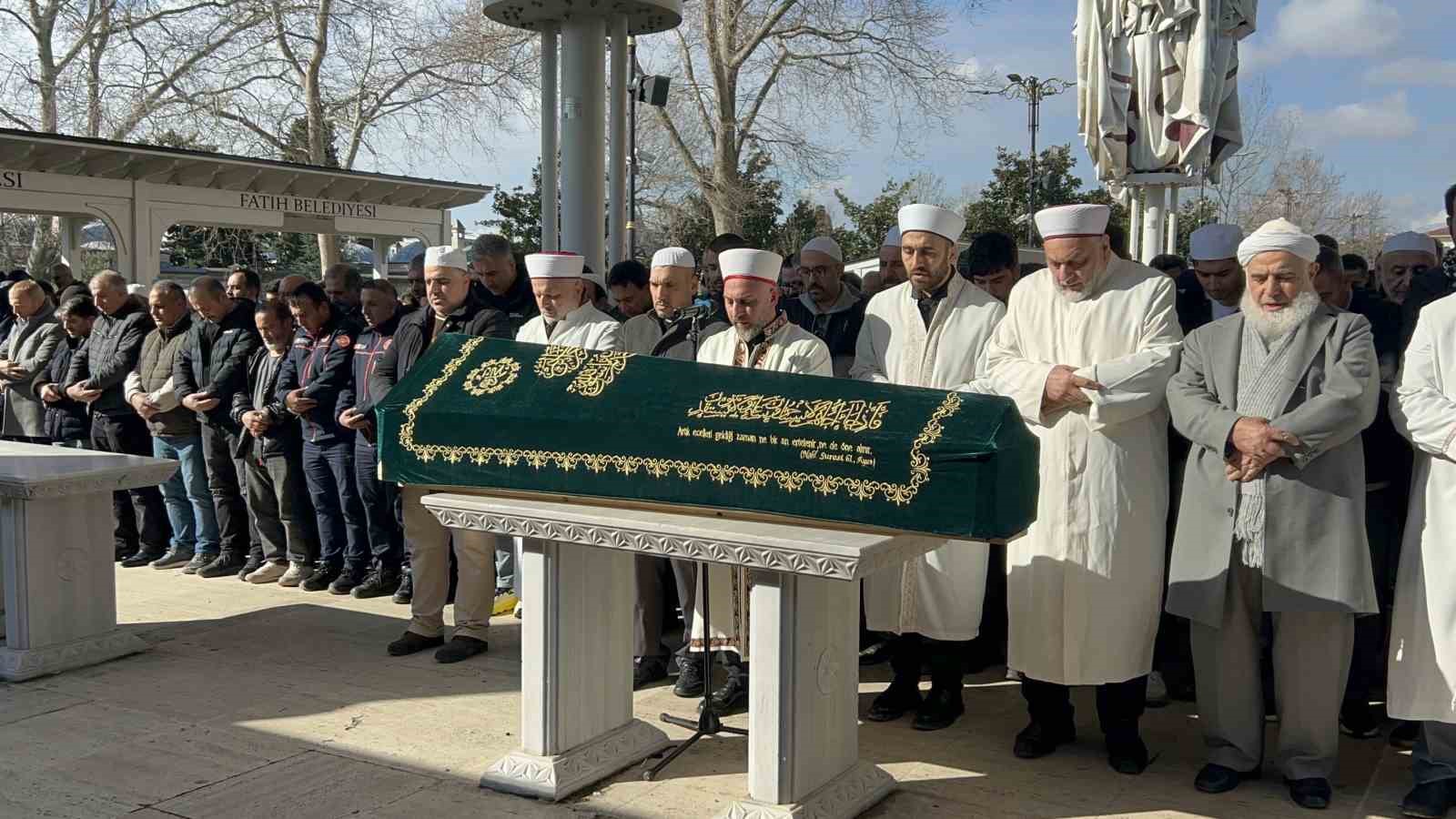 Annesinin cenazesinde ağabeyi tarafından öldürülen kardeş son yolculuğuna uğurlandı

