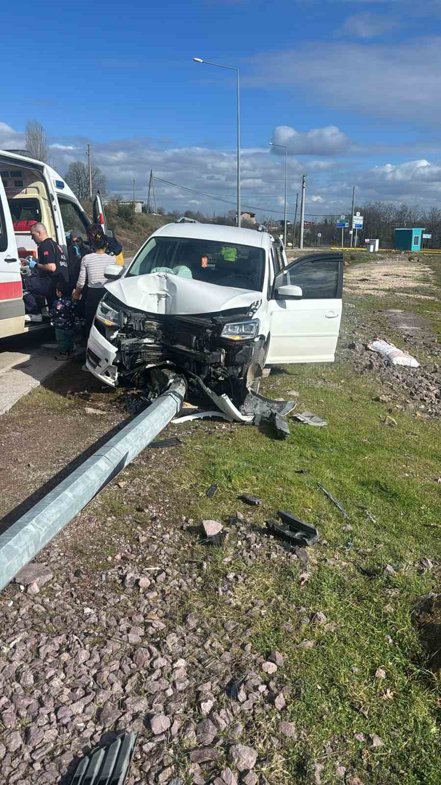 Elektrik direğine çarpan otomobilin sürücüsü ağır yaralandı