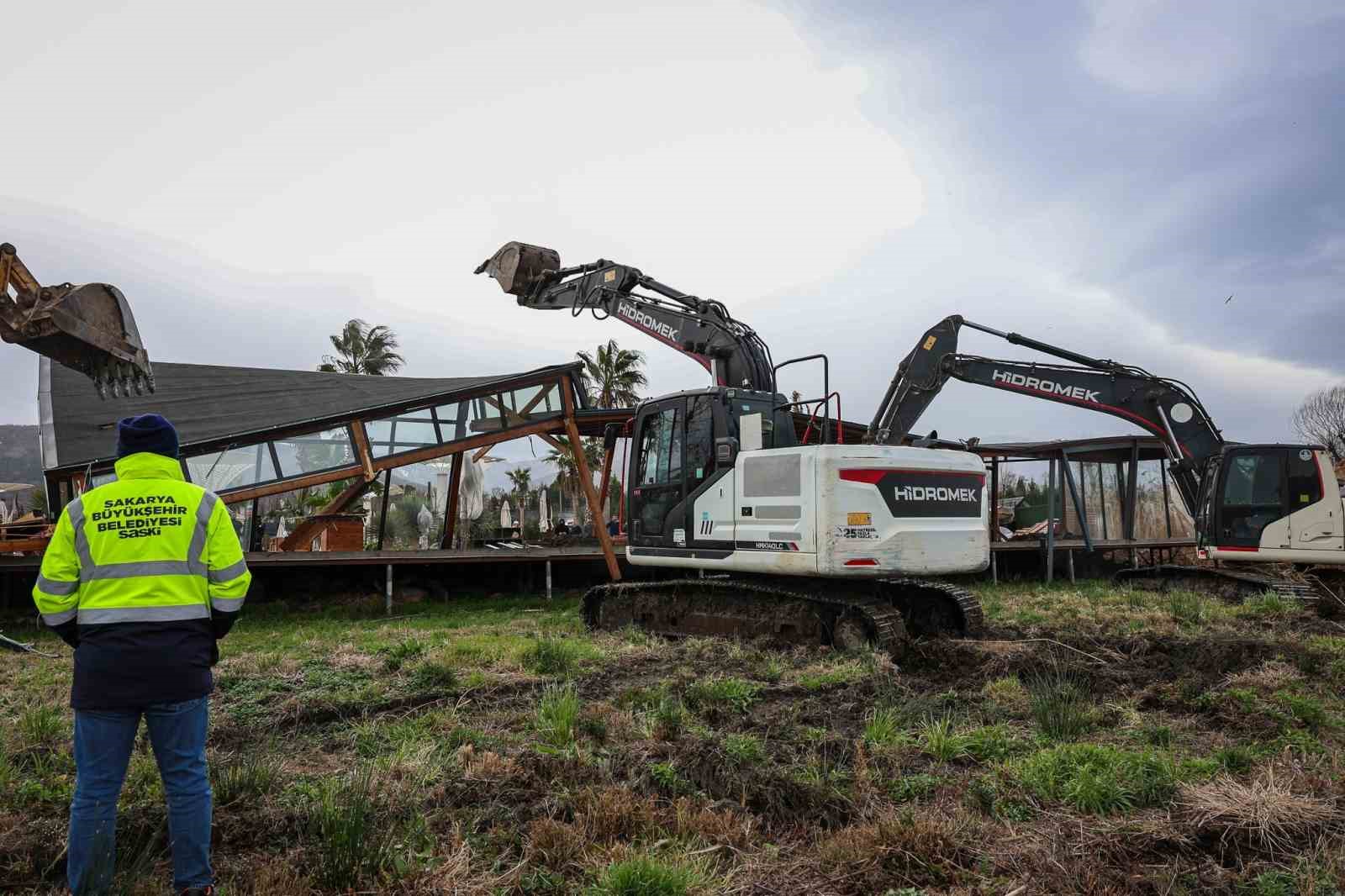 Sapanca Gölü kıyısında kaçak iskele ve yapı yıkımları devam ediyor: 89 yapı kaldırıldı
