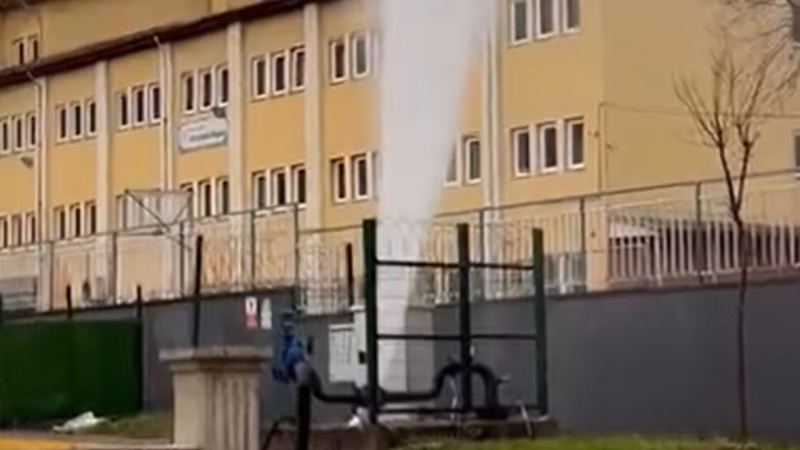 Maşukiye'de su borusu patladı