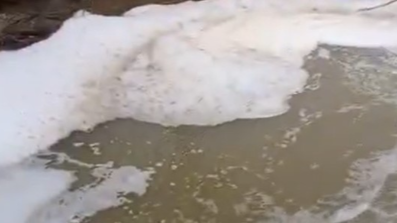 Kocagöl Deresi köpürmeye başladı