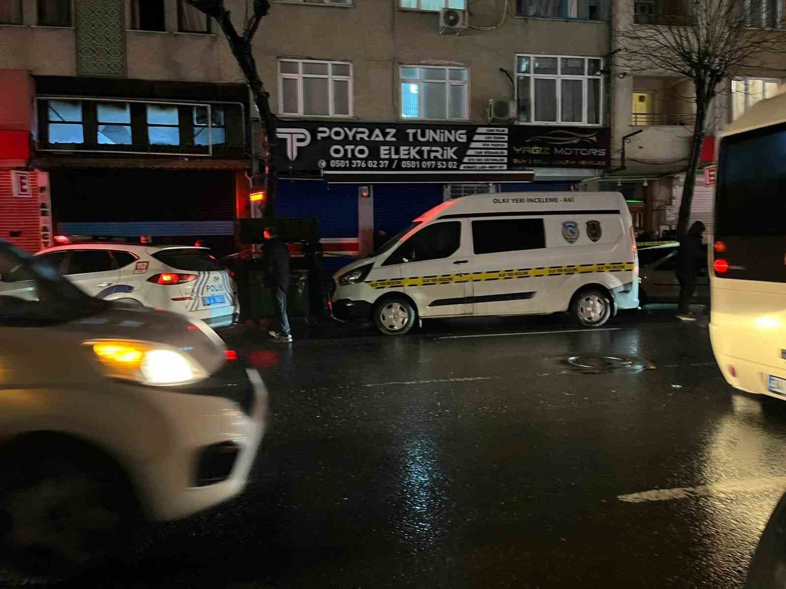 Esenler Tuna Mahallesi’nde bir iş merkezinde çıkan yangında ekipler tarafından binanın içinde 2 kişinin cansız bedenine ulaşıldı. İtfaiye ve polis ekiplerinin olay yerindeki çalışmaları sürüyor.

